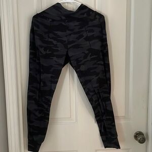 Athleta salutation Camo jogger size small